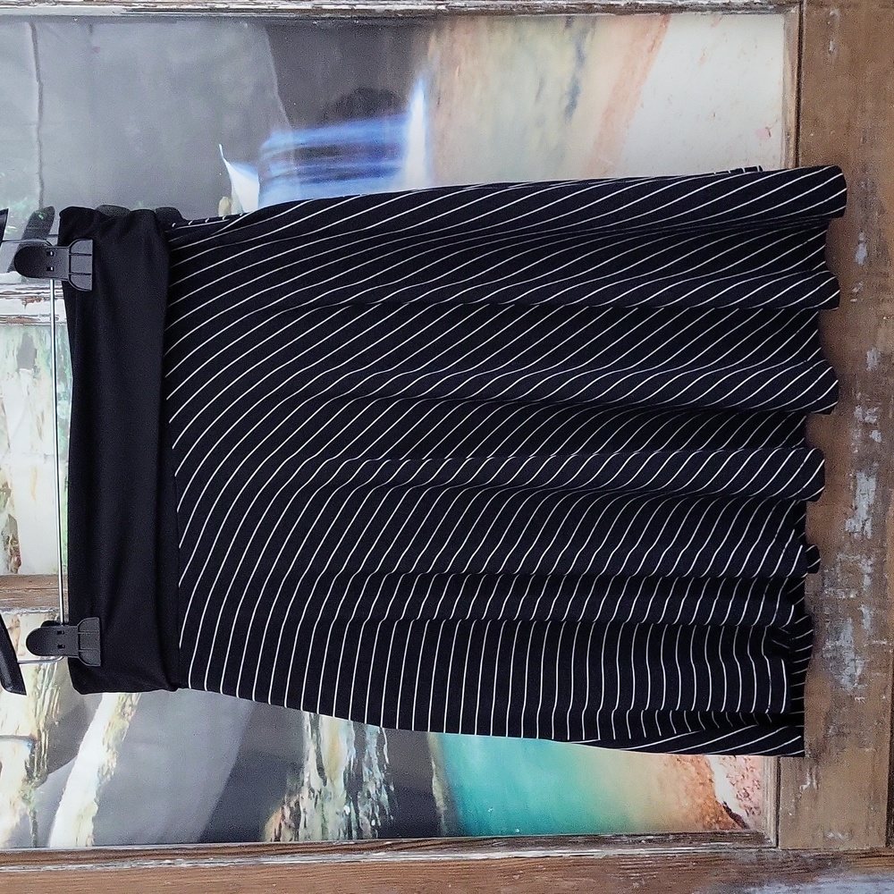 Studio 253 Strechy Skirt Black W/White Stripe. Medium Lightweight and Flowy